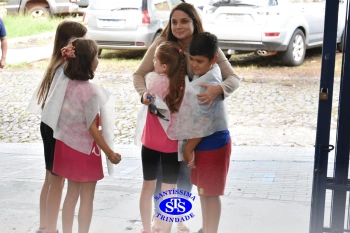 Alunos do 3º ano formam o Corredor do Abraço Fraterno