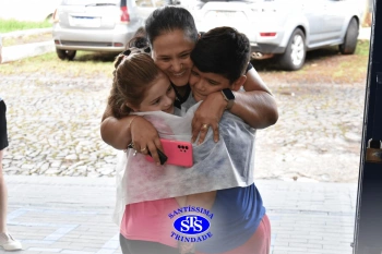 Alunos do 3º ano formam o Corredor do Abraço Fraterno
