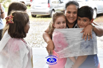 Alunos do 3º ano formam o Corredor do Abraço Fraterno