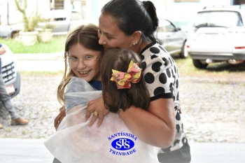 Alunos do 3º ano formam o Corredor do Abraço Fraterno