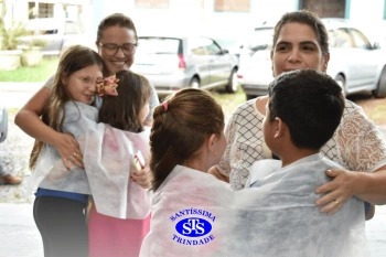 Alunos do 3º ano formam o Corredor do Abraço Fraterno