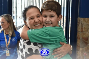 Alunos do 3º ano formam o Corredor do Abraço Fraterno