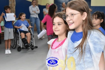 Alunos do 3º ano formam o Corredor do Abraço Fraterno
