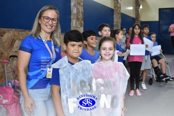 Alunos do 3º ano formam o Corredor do Abraço Fraterno