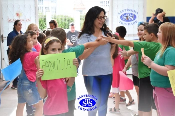 Alunos do 3º ano formam o Corredor do Abraço Fraterno