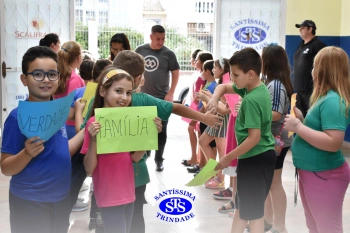 Alunos do 3º ano formam o Corredor do Abraço Fraterno