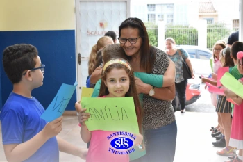 Alunos do 3º ano formam o Corredor do Abraço Fraterno