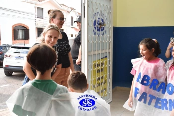 Alunos do 3º ano formam o Corredor do Abraço Fraterno