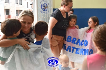 Alunos do 3º ano formam o Corredor do Abraço Fraterno