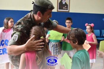 Alunos do 3º ano formam o Corredor do Abraço Fraterno
