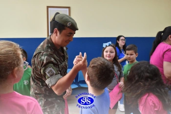 Alunos do 3º ano formam o Corredor do Abraço Fraterno