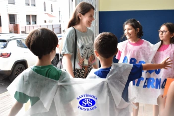 Alunos do 3º ano formam o Corredor do Abraço Fraterno