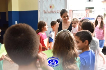 Alunos do 3º ano formam o Corredor do Abraço Fraterno