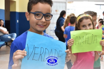 Alunos do 3º ano formam o Corredor do Abraço Fraterno