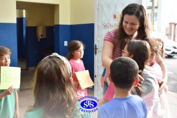 Alunos do 3º ano formam o Corredor do Abraço Fraterno