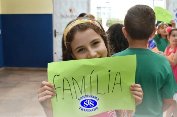 Alunos do 3º ano formam o Corredor do Abraço Fraterno