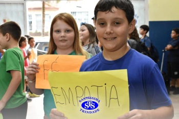 Alunos do 3º ano formam o Corredor do Abraço Fraterno