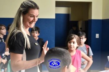 Alunos do 3º ano formam o Corredor do Abraço Fraterno