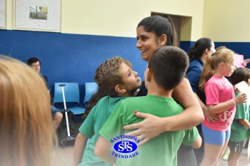 Alunos do 3º ano formam o Corredor do Abraço Fraterno