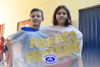 Alunos do 3º ano formam o Corredor do Abraço Fraterno