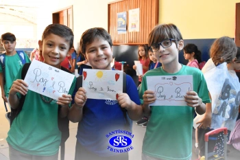 Alunos do 3º ano formam o Corredor do Abraço Fraterno