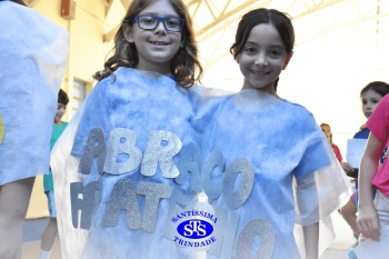 Alunos do 3º ano formam o Corredor do Abraço Fraterno