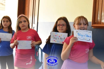 Alunos do 3º ano formam o Corredor do Abraço Fraterno