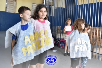 Alunos do 3º ano formam o Corredor do Abraço Fraterno