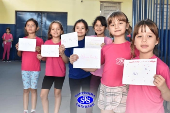 Alunos do 3º ano formam o Corredor do Abraço Fraterno