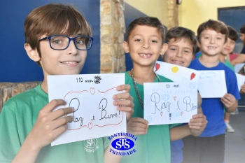 Alunos do 3º ano formam o Corredor do Abraço Fraterno