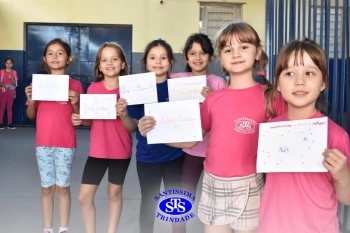 Alunos do 3º ano formam o Corredor do Abraço Fraterno