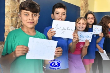 Alunos do 3º ano formam o Corredor do Abraço Fraterno