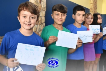 Alunos do 3º ano formam o Corredor do Abraço Fraterno