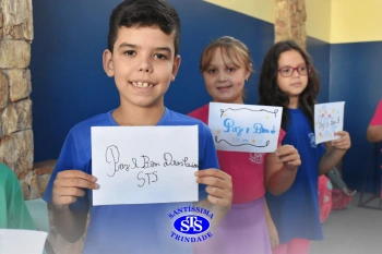 Alunos do 3º ano formam o Corredor do Abraço Fraterno
