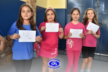 Alunos do 3º ano formam o Corredor do Abraço Fraterno