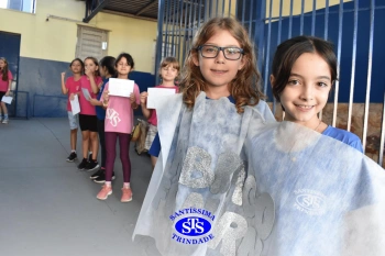 Alunos do 3º ano formam o Corredor do Abraço Fraterno