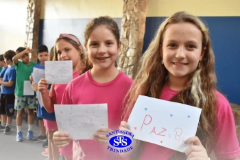 Alunos do 3º ano formam o Corredor do Abraço Fraterno