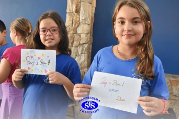 Alunos do 3º ano formam o Corredor do Abraço Fraterno