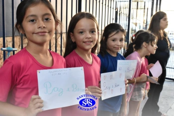 Alunos do 3º ano formam o Corredor do Abraço Fraterno