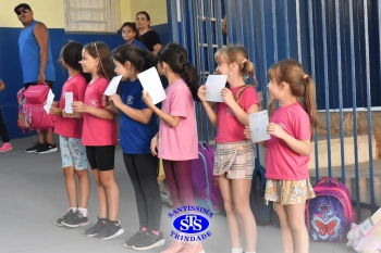 Alunos do 3º ano formam o Corredor do Abraço Fraterno