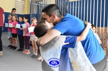Alunos do 3º ano formam o Corredor do Abraço Fraterno