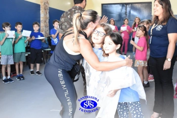 Alunos do 3º ano formam o Corredor do Abraço Fraterno