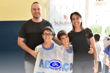 Alunos do 3º ano formam o Corredor do Abraço Fraterno
