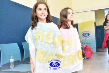 Alunos do 3º ano formam o Corredor do Abraço Fraterno