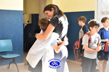 Alunos do 3º ano formam o Corredor do Abraço Fraterno