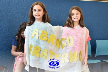 Alunos do 3º ano formam o Corredor do Abraço Fraterno