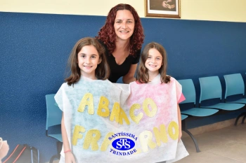 Alunos do 3º ano formam o Corredor do Abraço Fraterno