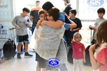 Alunos do 3º ano formam o Corredor do Abraço Fraterno