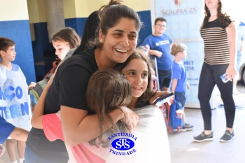 Alunos do 3º ano formam o Corredor do Abraço Fraterno