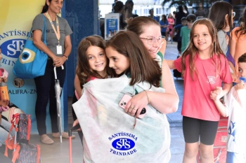 Alunos do 3º ano formam o Corredor do Abraço Fraterno